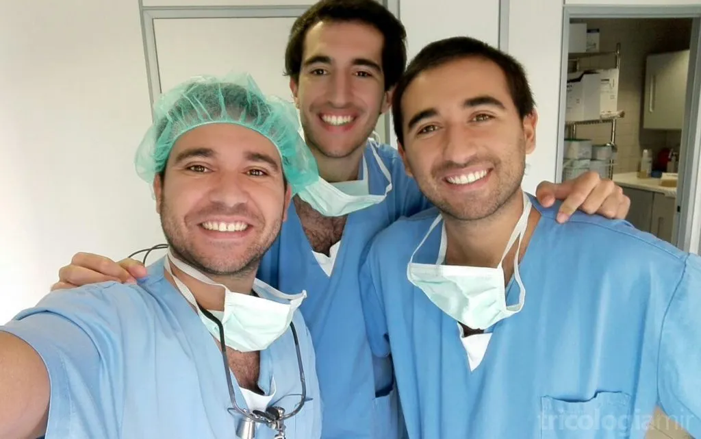 Els 3 germans Mir durant una cirurgia de trasplantament capil.lar (d'esquerra a dreta: José María, Marc i Joan)